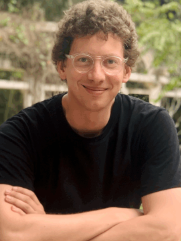 Tomasz Hollanek